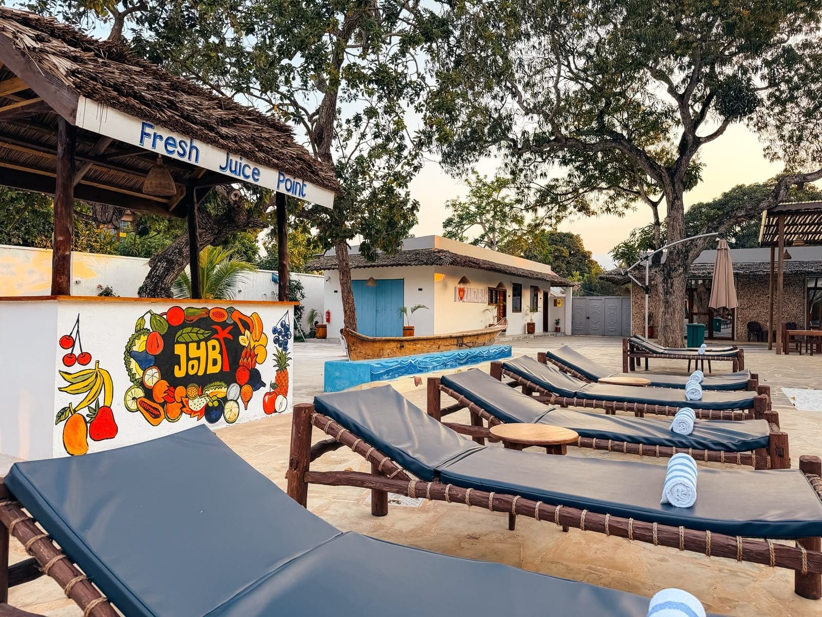 Fresh Juice Point and loungers in the resort courtyard